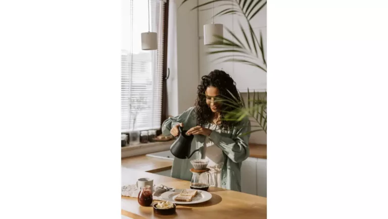 žena připravuje doma kávu