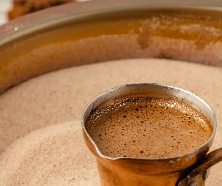 houbová káva Provitalis v kovové džezvě na horkém písku