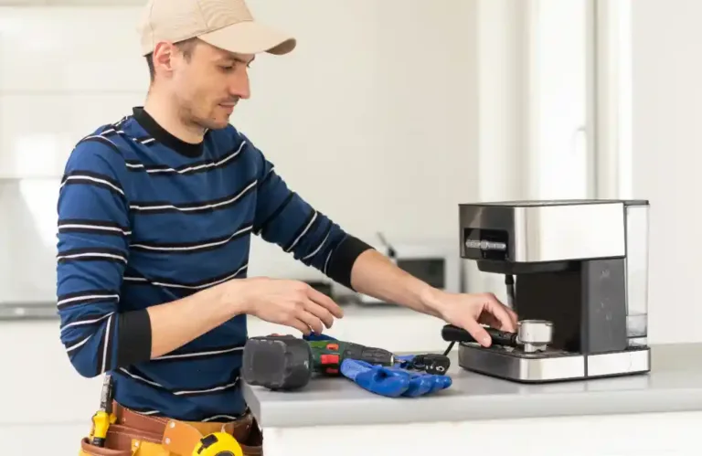 Technik provádí údržbu profesionálního kávovaru