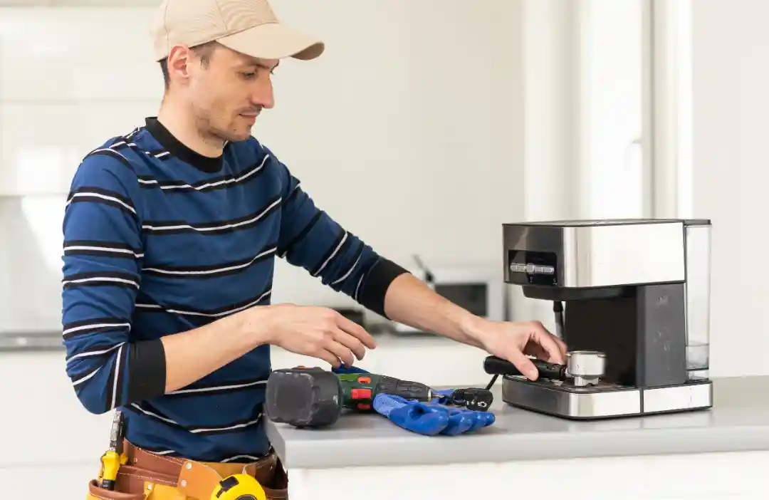Technik provádí údržbu profesionálního kávovaru