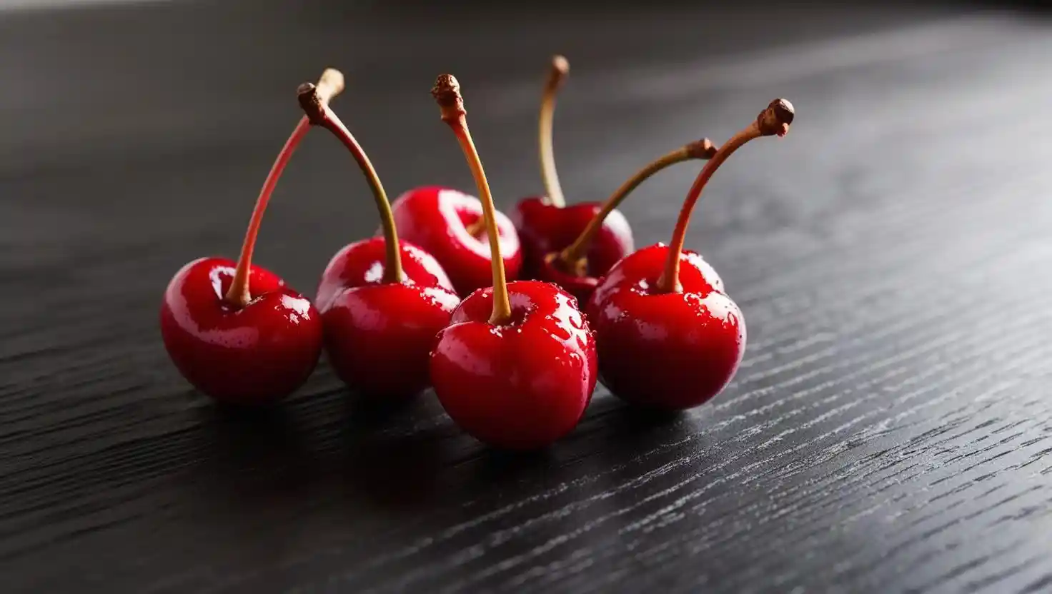 Čerstvé kávové třešně Cascara na stole