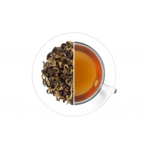 Sypaný černý čaj se stočenými lístky v šálku a čajové směsi