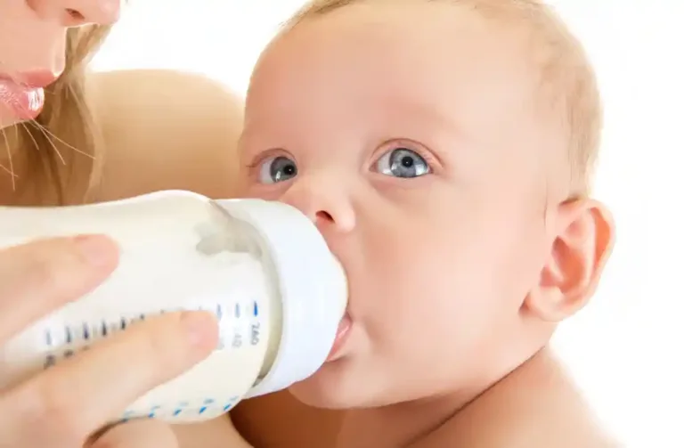 Maminka krmí miminko z lahvičky s mlékeme