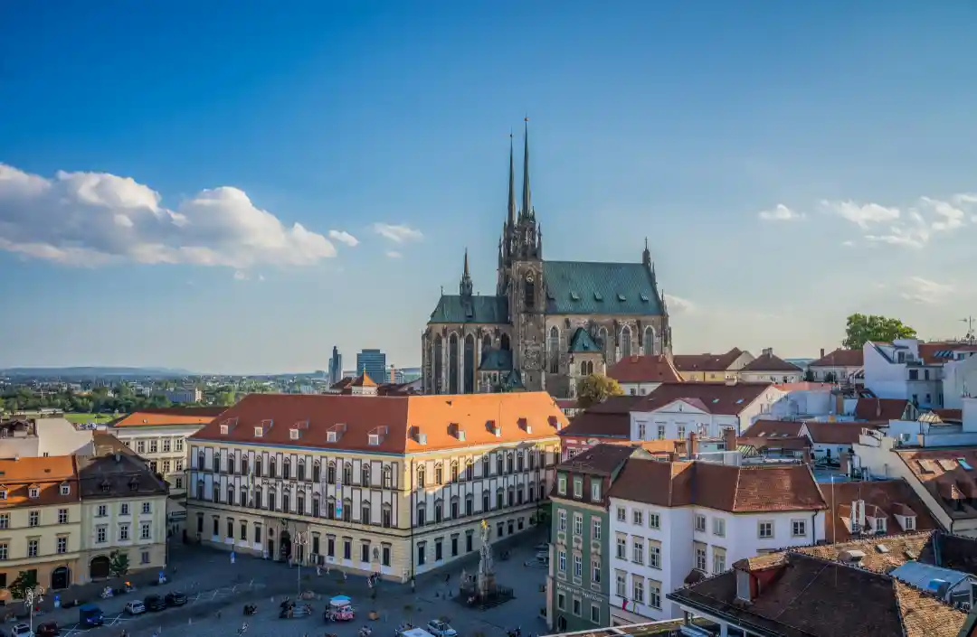Historické centrum Brna s katedrálou svatého Petra a Pavla a kavárenskou atmosférou