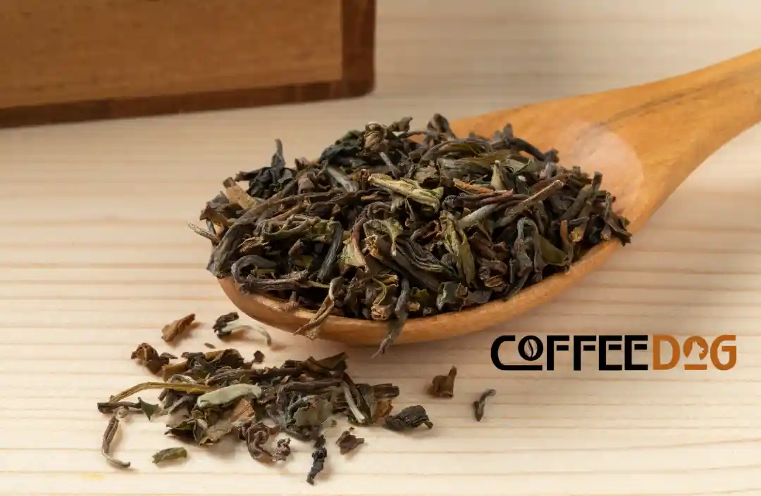 sypaný černý čaj Darjeeling Rungmook na dřevěné lžíci