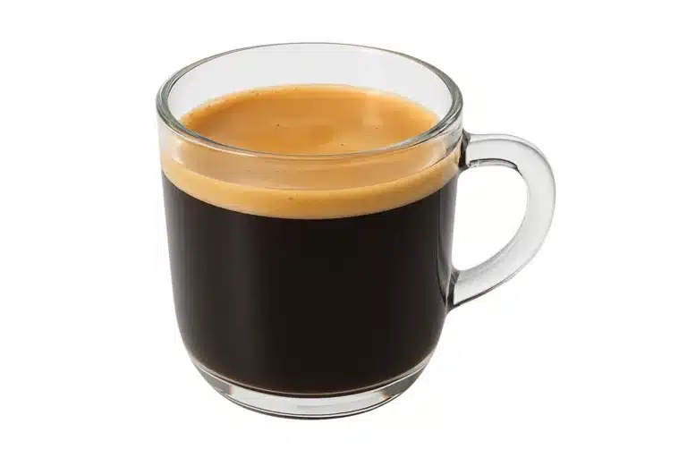 šálek kávy americano s cremou v průhledném skle