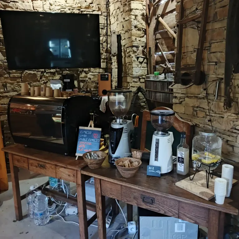 moderní kávový catering Coffeedog v rustikálním stylu s profesionálním vybavením