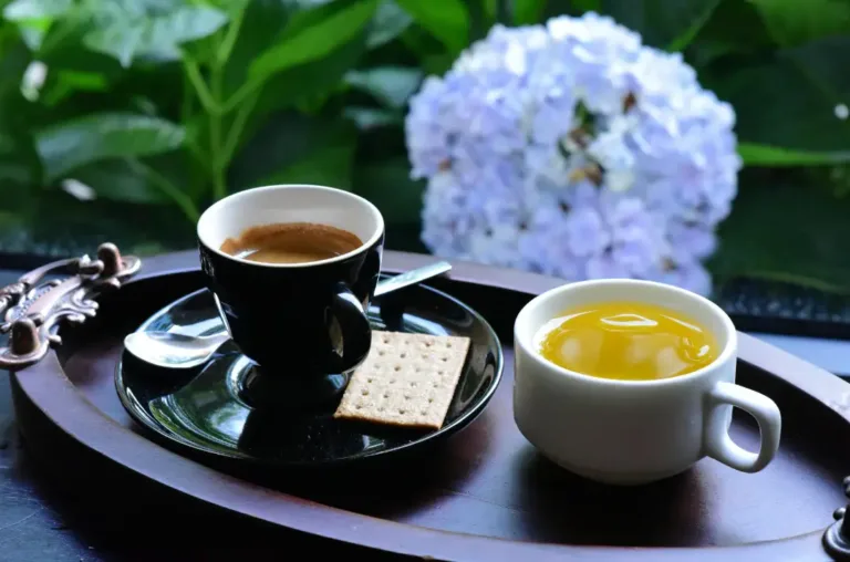 Hydratace a káva šálek espressa a zeleného čaje