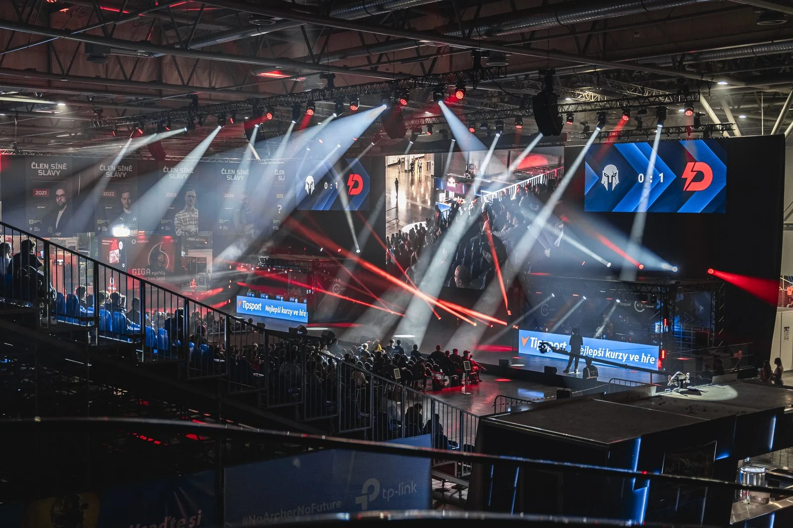 Esportová scéna se světelnou show na festivalu Life!